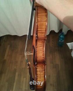 An old violin with solo sound