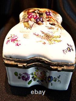 Boîte à tabac en porcelaine ancienne de Frankenthal, montée en argent doré en forme de violon, vers 1765.