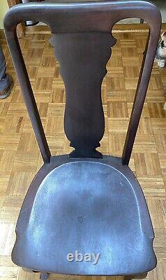 Chaise ancienne en bois sombre, robuste et à dossier violoné