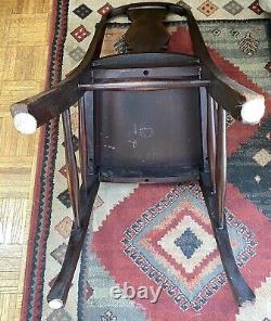 Chaise ancienne en bois sombre, robuste et à dossier violoné