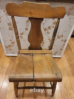 Chaise en bois ancienne rustique à dossier violoné