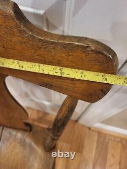 Chaise en bois antique rustique à dossier violoné
