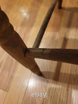 Chaise rustique ancienne en bois à dossier violoné
