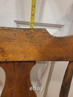 Chaise rustique en bois antique à dossier violoné