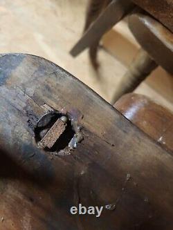 Chaise rustique en bois antique à dossier violoné