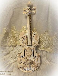 Décoration intérieure vintage d'un violon français embellie dans un style Shabby Chic et en média mixte.