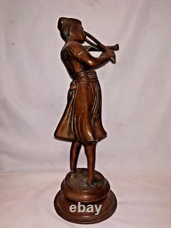 Figure en bronze ethnique anglaise vintage d'une femme jouant du violon, instrument de musique Dacor.