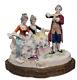 Figurine Allemande Antique D'un Homme Jouant Du Violon Avec Des Dames Sur Un Canapé Sur Une Base En Laiton En Porcelaine De Taille Large