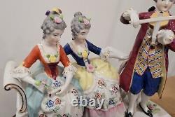 Figurine allemande antique d'un homme jouant du violon avec des dames sur un canapé sur une base en laiton en porcelaine de taille large