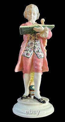 Figurine en porcelaine Goldscheider de Mozart lisant un livre avec un violon en costume rose - Antique