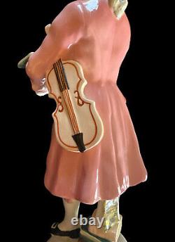 Figurine en porcelaine Goldscheider de Mozart lisant un livre avec un violon en costume rose - Antique