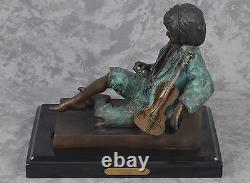Garçon Au Ralenti De Violon De Leon Tharel De Cru Endormi Avec La Figure De Sculpture En Bronze De Violon