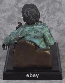 Garçon Au Ralenti De Violon De Leon Tharel De Cru Endormi Avec La Figure De Sculpture En Bronze De Violon