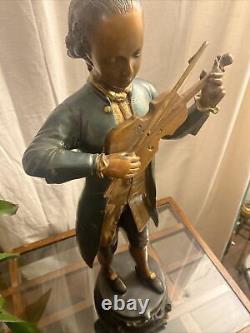 Grande statue en bronze de Mozart jouant du violon. Vintage antique français. Laiton