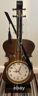 Horloge vintage en forme de violon