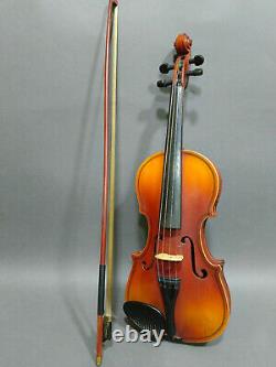 Instrument de musique anciens, violon vintage oriental avec boîte