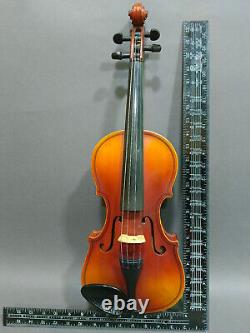 Instrument de musique anciens, violon vintage oriental avec boîte