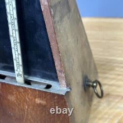 La compagnie John Church améliore le métronome Maelzel à remontage manuel en bois, ancien et vintage.