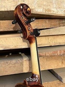 Le magnifique violon 4/4 incrusté d'ormeaux de la marque Hellier avec étui et archet 221015-18
