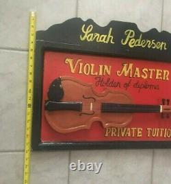 Maître de violon antique Sarah Pedersen : Cours particuliers sur un panneau commercial vintage en forme de violon.
