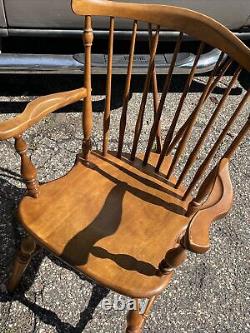Paire de chaises à bras Windsor vintage Ethan Allen Duxbury en érable moucheté de muscade