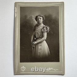 Photographie d'une femme avec un violon, des lunettes et une carte de cabinet antique à Syracuse, NY.