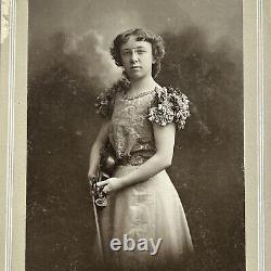 Photographie d'une femme avec un violon, des lunettes et une carte de cabinet antique à Syracuse, NY.