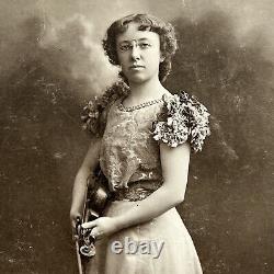 Photographie d'une femme avec un violon et des lunettes sur une carte de cabinet antique à Syracuse, NY