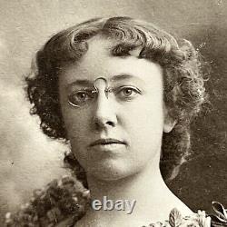 Photographie d'une femme avec un violon et des lunettes sur une carte de cabinet antique à Syracuse, NY