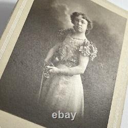 Photographie d'une femme avec un violon et des lunettes sur une carte de cabinet antique à Syracuse, NY