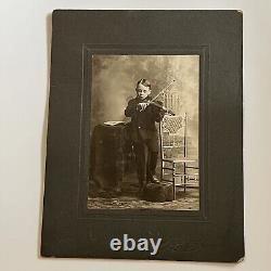Photographie de carte de cabinet antique : Petit garçon effrayant jouant du violon à New York NY