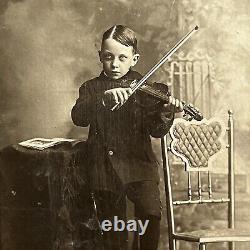 Photographie de carte de cabinet antique - Petit garçon effrayant jouant du violon à New York, NY