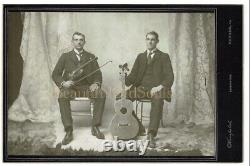 Photographie de carte de cabinet antique de beaux frères jumeaux avec guitare et violon à Newark, Ohio