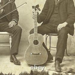 Photographie de carte de cabinet antique de beaux frères jumeaux avec guitare et violon à Newark, Ohio