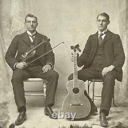 Photographie de carte de cabinet antique de beaux frères jumeaux jouant de la guitare et du violon à Newark, Ohio.