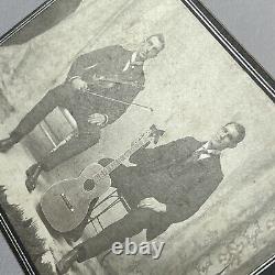 Photographie de carte de cabinet antique de beaux frères jumeaux jouant de la guitare et du violon à Newark, Ohio.