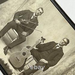 Photographie de carte de cabinet antique de beaux frères jumeaux jouant de la guitare et du violon à Newark, OH