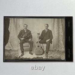 Photographie de carte de cabinet antique de beaux frères jumeaux jouant de la guitare et du violon à Newark, OH