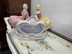 Porcelaine italienne Capodimonte romantique d'époque vintage, amoureux avec violon antique en Italie.
