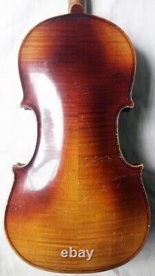 Pour la restauration d'un ancien violon Stradiuarius tchèque rare datant du 14e siècle.