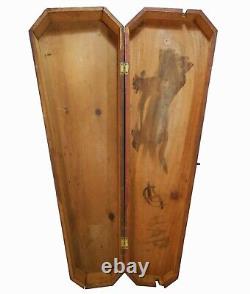 Rare Early-mid 19th C Antique Red Pntd Wood Violin Coffin Case, Ink Dog Drawing

 	<br/> 
Traduction: Coffre à violon en bois peint rouge antique rare du début à la moitié du XIXe siècle, dessin de chien à l'encre