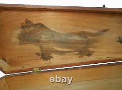 Rare Early-mid 19th C Antique Red Pntd Wood Violin Coffin Case, Ink Dog Drawing<br/>Traduction: Coffre à violon en bois peint rouge antique rare du début à la moitié du XIXe siècle, dessin de chien à l'encre