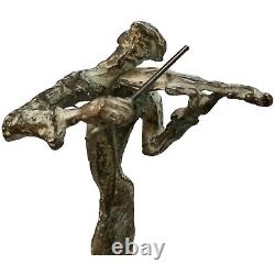 Sculpture de violoniste métallique de 15 pouces de haut debout sur une base en bois jouant du violon