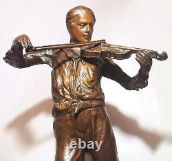 Statue de joueur de violon des années 1800 en cuivre et bronze ancien sur socle en chêne
