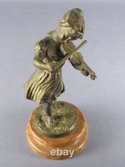 Statue vintage en bronze représentant une petite fille jouant de la viole avec un violon sur une base en marbre.
