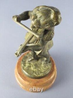 Statue vintage en bronze représentant une petite fille jouant de la viole avec un violon sur une base en marbre.