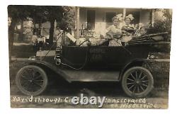 Traduisez ce titre en français : 'Carte postale ancienne Vtg de jeunes filles et garçon dans une vieille voiture gospel avec des violons de musique religieuse et des nœuds dans les cheveux'.