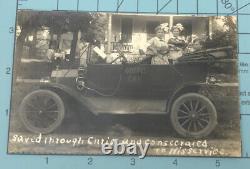 Traduisez ce titre en français : 'Carte postale ancienne Vtg de jeunes filles et garçon dans une vieille voiture gospel avec des violons de musique religieuse et des nœuds dans les cheveux'.