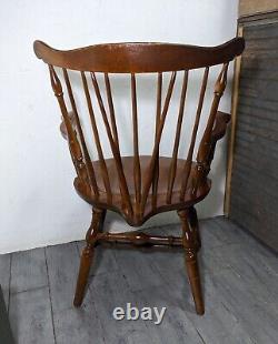 Traduisez ce titre en français : Chaise à bras coloniale en bois d'érable de capitaine Windsor Fiddle de Vintage S. Bent & Bros.
