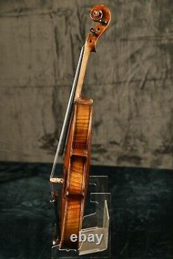 Un Vieux Violon Antique Vintage Avec L'étiquette De Stradivarius. Écouter L'échantillon Sonore